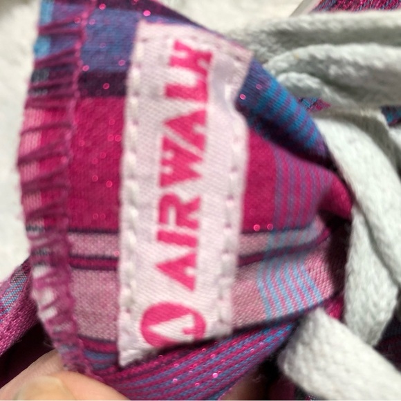 Girls Pink Airwalk Shoes, Size 1. - Picture 3 of 4